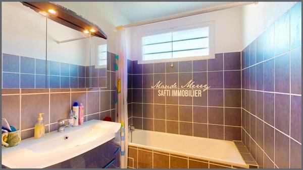 Villa de plain-pied de 190 m 2 habitable - piscine - garage - terrain de plus de 2900 m2 entièrement plat et clôturé - propriété parfaitement entretenue