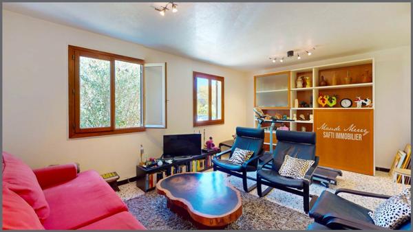 Villa de plain-pied de 190 m 2 habitable - piscine - garage - terrain de plus de 2900 m2 entièrement plat et clôturé - propriété parfaitement entretenue