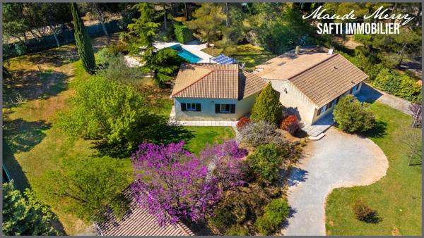 Villa de plain-pied de 190 m 2 habitable - piscine - garage - terrain de plus de 2900 m2 entièrement plat et clôturé - propriété parfaitement entretenue