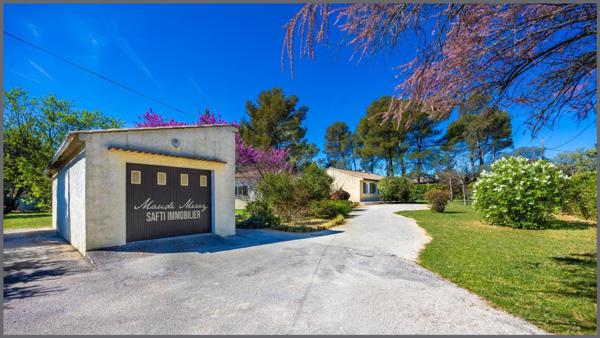 Villa de plain-pied de 190 m 2 habitable - piscine - garage - terrain de plus de 2900 m2 entièrement plat et clôturé - propriété parfaitement entretenue