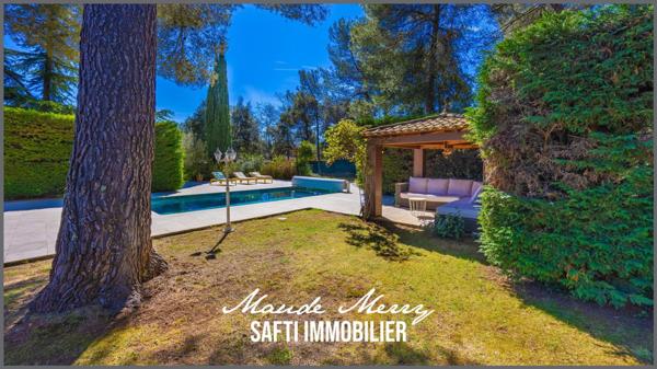 Villa de plain-pied de 190 m 2 habitable - piscine - garage - terrain de plus de 2900 m2 entièrement plat et clôturé - propriété parfaitement entretenue