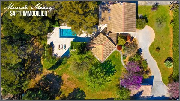 Villa de plain-pied de 190 m 2 habitable - piscine - garage - terrain de plus de 2900 m2 entièrement plat et clôturé - propriété parfaitement entretenue