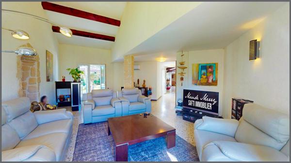 Villa de plain-pied de 190 m 2 habitable - piscine - garage - terrain de plus de 2900 m2 entièrement plat et clôturé - propriété parfaitement entretenue