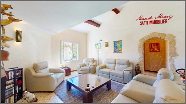 Villa de plain-pied de 190 m 2 habitable - piscine - garage - terrain de plus de 2900 m2 entièrement plat et clôturé - propriété parfaitement entretenue