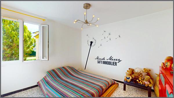 Villa de plain-pied de 190 m 2 habitable - piscine - garage - terrain de plus de 2900 m2 entièrement plat et clôturé - propriété parfaitement entretenue