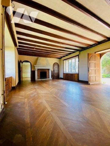 A Vendre à Perros-Guirec (22700) en Côtes-d'Armor (22), maison ancienne de caractère, d'une sur...