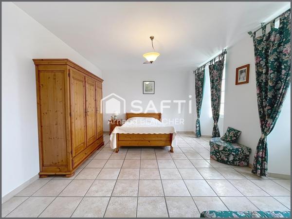 Magnifique Longère Charentaise en pierre, 6 chambres, 5 sdb, piscine, jardin d'hiver, garage, jardin.