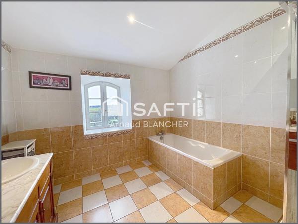 Magnifique Longère Charentaise en pierre, 6 chambres, 5 sdb, piscine, jardin d'hiver, garage, jardin.