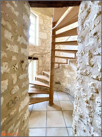 Magnifique Longère Charentaise en pierre, 6 chambres, 5 sdb, piscine, jardin d'hiver, garage, jardin.