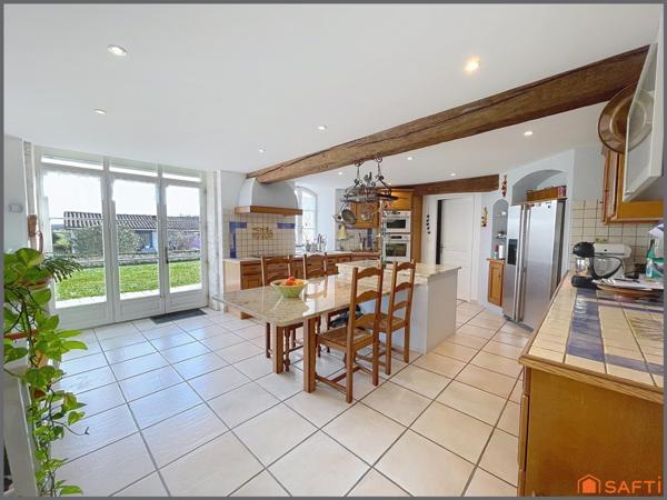 Magnifique Longère Charentaise en pierre, 6 chambres, 5 sdb, piscine, jardin d'hiver, garage, jardin.