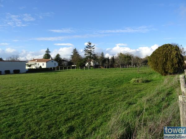 Terrain plat constructible proche commodités et axes routiers.