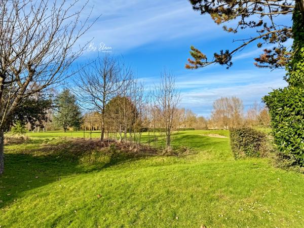 À VENDRE – MAISON DE PLAIN-PIED AVEC COMBLES AMENAGES – QUARTIER DU GOLF - VUE GOLF, PISCINE & JARDIN – BUSSY-SAINT-GEORGES