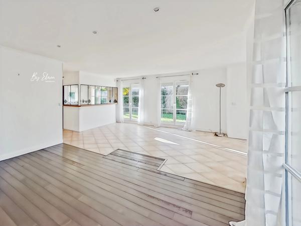 À VENDRE – MAISON DE PLAIN-PIED AVEC COMBLES AMENAGES – QUARTIER DU GOLF - VUE GOLF, PISCINE & JARDIN – BUSSY-SAINT-GEORGES