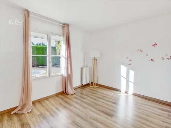 À VENDRE – MAISON DE PLAIN-PIED AVEC COMBLES AMENAGES – QUARTIER DU GOLF - VUE GOLF, PISCINE & JARDIN – BUSSY-SAINT-GEORGES
