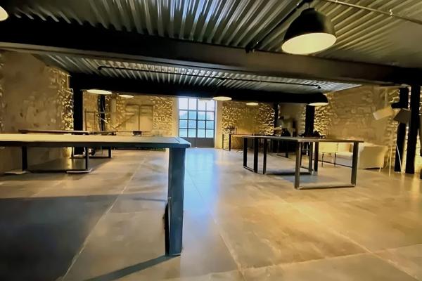 Local/bureau à louer AIX EN PROVENCE (13)dans ancien chai viticole du XVIIIe – 132 m²
