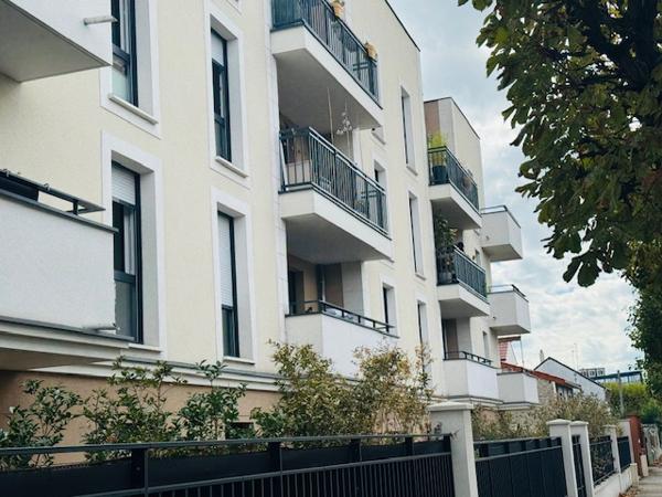 FACE AU PARC DU TREMBLAY – MAGNIFIQUE 2 PIÈCES AVEC TERRASSE, JARDIN ET PARKING