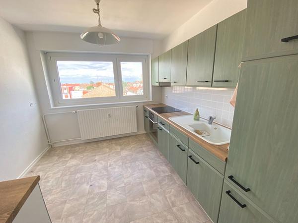 Charmant appartement 2 pièces à vendre à Mulhouse, dernier étage avec balcon , garage et cave