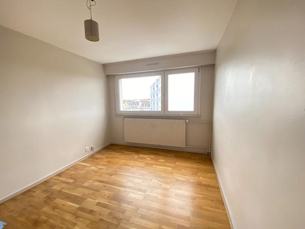 Charmant appartement 2 pièces à vendre à Mulhouse, dernier étage avec balcon , garage et cave