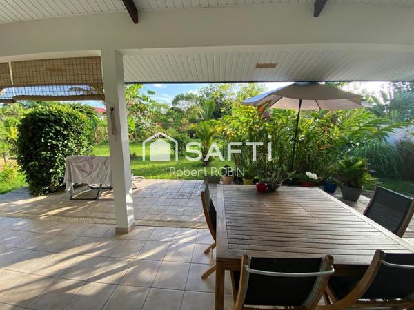 Villa récente construite à la chaumière