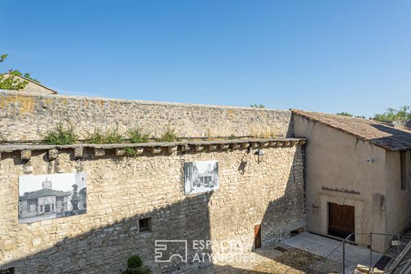 Charme et volumes pour ce T3 avec balcon en coeur de village
