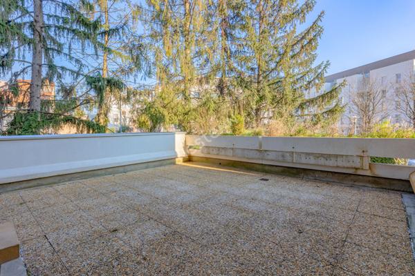 Appartement T4 VILLEURBANNE entre La Doua et République , Grande terrasse et possibilité garage.