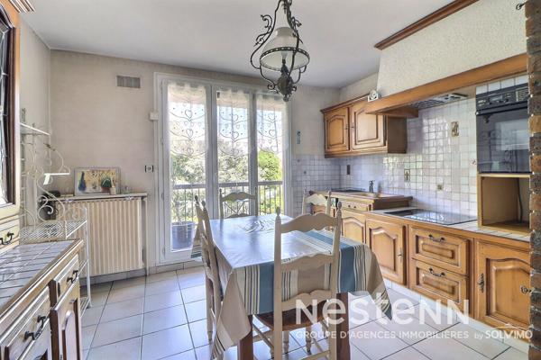 Saint-Priest Village, Appartement 5 Pièces, 124m2, dernier étage, double balcon, stationnement, cave.