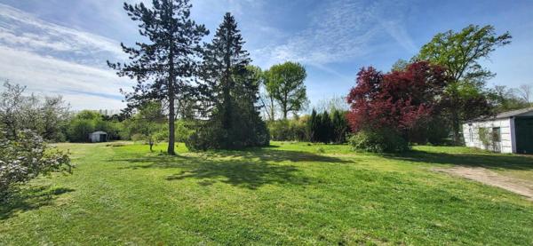 Maison sur 4 868 m² de terrain avec dépendance