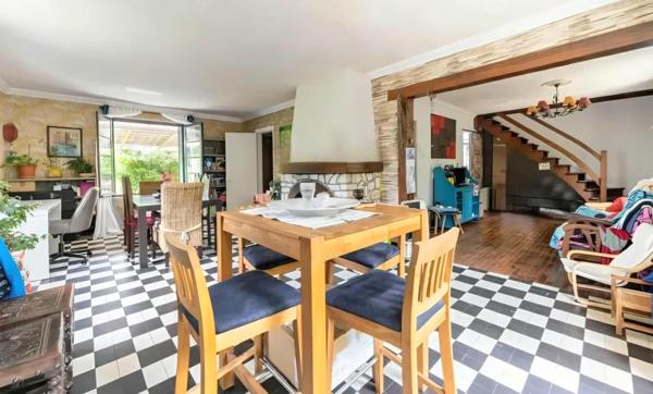 Maison sur 4 868 m² de terrain avec dépendance