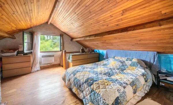 Maison sur 4 868 m² de terrain avec dépendance