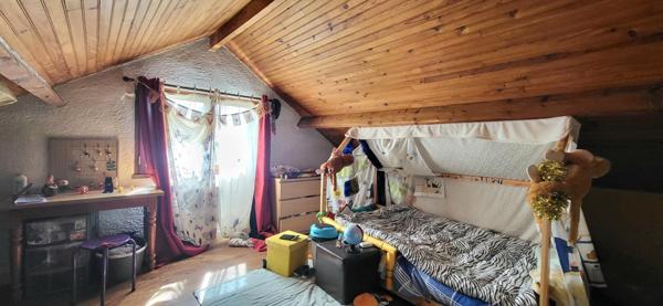 Maison sur 4 868 m² de terrain avec dépendance