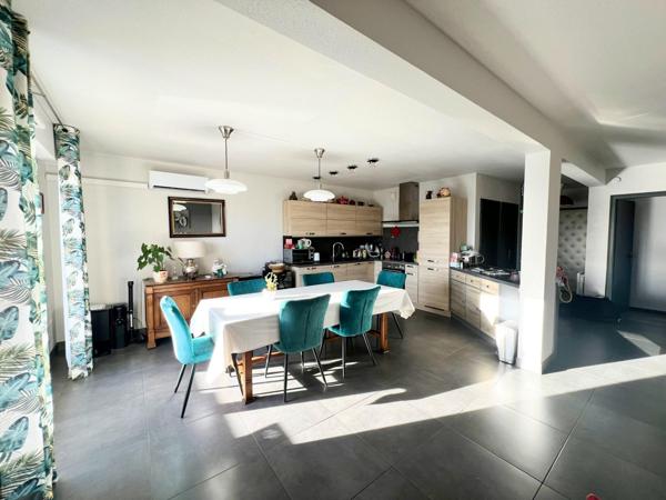 Appartement T3 au dernier étage avec cave et place de parking intérieur.