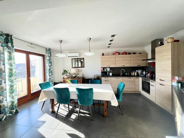 Appartement T3 au dernier étage avec cave et place de parking intérieur.