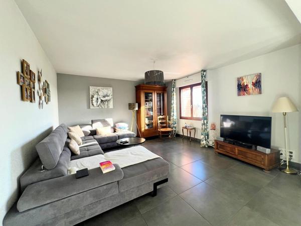 Appartement T3 au dernier étage avec cave et place de parking intérieur.