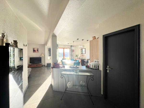 Appartement T3 au dernier étage avec cave et place de parking intérieur.