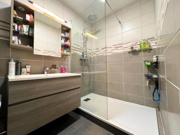 Appartement T3 au dernier étage avec cave et place de parking intérieur.