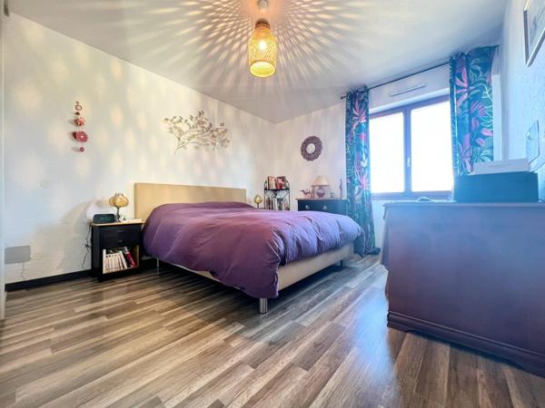 Appartement T3 au dernier étage avec cave et place de parking intérieur.