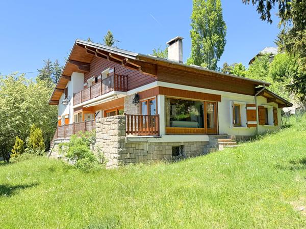 FONT ROMEU - Propriété d'exception au coeur de la station : Chalet 12 pièces - 288 m² hab. de caractère sur 2 221 m² de terrain constructible