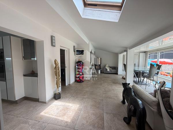 A VENDRE 13360 ROQUEVAIRE MAISON DE TYPE 5 DE 155 M² AVEC STUDIO DE 20 M² INDEPENDANT SUR 850M² DE JARDIN, GARAGE ET PISCINE