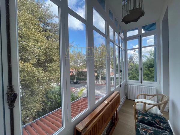 Dans le centre ville, au coeur d’une villa arcachonnaise de 1863