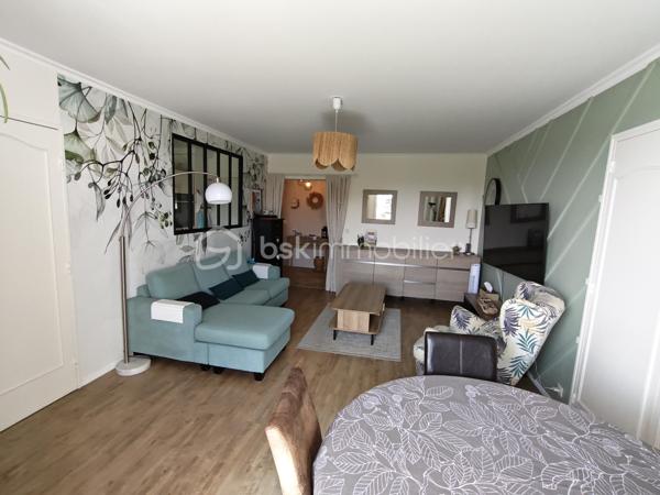 Idéalement situé à deux pas du métro Henri Fréville, découvrez ce magnifique appartement T4 d’environ 83m², entièrement rénové avec goût, au sein d’une résidence sécurisée avec ascenseur.

Dès l’entrée, vous serez immédiatement séduit par sa luminosité, ses volumes généreux et la qualité de ses prestations. Le vaste salon-séjour offre un espace de vie chaleureux et convivial, idéal pour partager de beaux moments en famille ou entre amis. Il s’ouvre sur un agréable balcon, également accessible depuis la cuisine, véritable prolongement de l’espace de vie.

La cuisine indépendante, moderne, aménagée et entièrement équipée, est parfaitement pensée pour un usage quotidien et bénéficie elle aussi d’un accès direct au balcon.

L’espace nuit se compose de trois belles chambres, dont une avec un accès à une loggia, idéale pour aménager un espace détente, un bureau ou encore un dressing selon vos besoins.

Vous apprécierez également la spacieuse salle de bains, équipée à la fois d’une baignoire et d’une douche, offrant un confort optimal au quotidien. Un WC indépendant complète cet espace.

Entièrement rénové et parfaitement entretenu, cet appartement est en excellent état. Aucun travaux n’est à prévoir : il ne vous reste plus qu’à poser vos valises.

Pour encore plus de confort, vous bénéficierez d’une place de stationnement privative en sous-sol, d’un ascenseur ainsi que de nombreux espaces de rangement.

Son emplacement est un véritable atout. Situé dans le quartier très recherché d’Henri Fréville, vous profiterez d’un accès immédiat au métro, aux commerces, aux écoles, aux lignes de bus, au centre commercial Alma ainsi qu’aux principaux axes rennais.

Un appartement lumineux, moderne et parfaitement entretenu, réunissant tous les critères recherchés pour une résidence principale de qualité. Une opportunité rare sur le secteur, à visiter sans tarder !