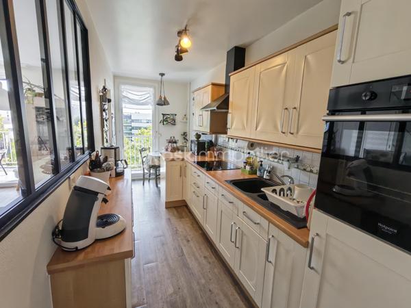 Idéalement situé à deux pas du métro Henri Fréville, découvrez ce magnifique appartement T4 d’environ 83m², entièrement rénové avec goût, au sein d’une résidence sécurisée avec ascenseur.

Dès l’entrée, vous serez immédiatement séduit par sa luminosité, ses volumes généreux et la qualité de ses prestations. Le vaste salon-séjour offre un espace de vie chaleureux et convivial, idéal pour partager de beaux moments en famille ou entre amis. Il s’ouvre sur un agréable balcon, également accessible depuis la cuisine, véritable prolongement de l’espace de vie.

La cuisine indépendante, moderne, aménagée et entièrement équipée, est parfaitement pensée pour un usage quotidien et bénéficie elle aussi d’un accès direct au balcon.

L’espace nuit se compose de trois belles chambres, dont une avec un accès à une loggia, idéale pour aménager un espace détente, un bureau ou encore un dressing selon vos besoins.

Vous apprécierez également la spacieuse salle de bains, équipée à la fois d’une baignoire et d’une douche, offrant un confort optimal au quotidien. Un WC indépendant complète cet espace.

Entièrement rénové et parfaitement entretenu, cet appartement est en excellent état. Aucun travaux n’est à prévoir : il ne vous reste plus qu’à poser vos valises.

Pour encore plus de confort, vous bénéficierez d’une place de stationnement privative en sous-sol, d’un ascenseur ainsi que de nombreux espaces de rangement.

Son emplacement est un véritable atout. Situé dans le quartier très recherché d’Henri Fréville, vous profiterez d’un accès immédiat au métro, aux commerces, aux écoles, aux lignes de bus, au centre commercial Alma ainsi qu’aux principaux axes rennais.

Un appartement lumineux, moderne et parfaitement entretenu, réunissant tous les critères recherchés pour une résidence principale de qualité. Une opportunité rare sur le secteur, à visiter sans tarder !