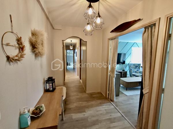 Idéalement situé à deux pas du métro Henri Fréville, découvrez ce magnifique appartement T4 d’environ 83m², entièrement rénové avec goût, au sein d’une résidence sécurisée avec ascenseur.

Dès l’entrée, vous serez immédiatement séduit par sa luminosité, ses volumes généreux et la qualité de ses prestations. Le vaste salon-séjour offre un espace de vie chaleureux et convivial, idéal pour partager de beaux moments en famille ou entre amis. Il s’ouvre sur un agréable balcon, également accessible depuis la cuisine, véritable prolongement de l’espace de vie.

La cuisine indépendante, moderne, aménagée et entièrement équipée, est parfaitement pensée pour un usage quotidien et bénéficie elle aussi d’un accès direct au balcon.

L’espace nuit se compose de trois belles chambres, dont une avec un accès à une loggia, idéale pour aménager un espace détente, un bureau ou encore un dressing selon vos besoins.

Vous apprécierez également la spacieuse salle de bains, équipée à la fois d’une baignoire et d’une douche, offrant un confort optimal au quotidien. Un WC indépendant complète cet espace.

Entièrement rénové et parfaitement entretenu, cet appartement est en excellent état. Aucun travaux n’est à prévoir : il ne vous reste plus qu’à poser vos valises.

Pour encore plus de confort, vous bénéficierez d’une place de stationnement privative en sous-sol, d’un ascenseur ainsi que de nombreux espaces de rangement.

Son emplacement est un véritable atout. Situé dans le quartier très recherché d’Henri Fréville, vous profiterez d’un accès immédiat au métro, aux commerces, aux écoles, aux lignes de bus, au centre commercial Alma ainsi qu’aux principaux axes rennais.

Un appartement lumineux, moderne et parfaitement entretenu, réunissant tous les critères recherchés pour une résidence principale de qualité. Une opportunité rare sur le secteur, à visiter sans tarder !
