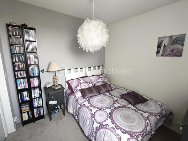 Idéalement situé à deux pas du métro Henri Fréville, découvrez ce magnifique appartement T4 d’environ 83m², entièrement rénové avec goût, au sein d’une résidence sécurisée avec ascenseur.

Dès l’entrée, vous serez immédiatement séduit par sa luminosité, ses volumes généreux et la qualité de ses prestations. Le vaste salon-séjour offre un espace de vie chaleureux et convivial, idéal pour partager de beaux moments en famille ou entre amis. Il s’ouvre sur un agréable balcon, également accessible depuis la cuisine, véritable prolongement de l’espace de vie.

La cuisine indépendante, moderne, aménagée et entièrement équipée, est parfaitement pensée pour un usage quotidien et bénéficie elle aussi d’un accès direct au balcon.

L’espace nuit se compose de trois belles chambres, dont une avec un accès à une loggia, idéale pour aménager un espace détente, un bureau ou encore un dressing selon vos besoins.

Vous apprécierez également la spacieuse salle de bains, équipée à la fois d’une baignoire et d’une douche, offrant un confort optimal au quotidien. Un WC indépendant complète cet espace.

Entièrement rénové et parfaitement entretenu, cet appartement est en excellent état. Aucun travaux n’est à prévoir : il ne vous reste plus qu’à poser vos valises.

Pour encore plus de confort, vous bénéficierez d’une place de stationnement privative en sous-sol, d’un ascenseur ainsi que de nombreux espaces de rangement.

Son emplacement est un véritable atout. Situé dans le quartier très recherché d’Henri Fréville, vous profiterez d’un accès immédiat au métro, aux commerces, aux écoles, aux lignes de bus, au centre commercial Alma ainsi qu’aux principaux axes rennais.

Un appartement lumineux, moderne et parfaitement entretenu, réunissant tous les critères recherchés pour une résidence principale de qualité. Une opportunité rare sur le secteur, à visiter sans tarder !