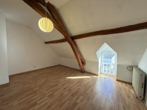 Maison située sur la commune de Mehun-Sur-Yèvre avec écoles,