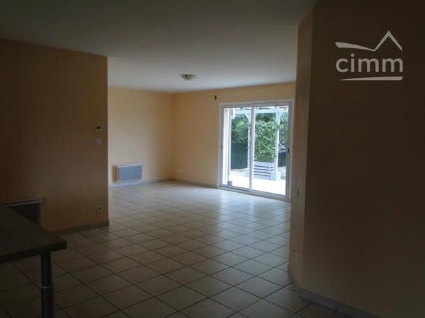A 5kms d'AGEN, dans lotissement agréable, maison de plain-pied sur terrain clos de 865m². Garage attenant avec cellier.