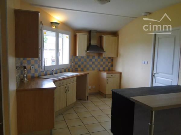 A 5kms d'AGEN, dans lotissement agréable, maison de plain-pied sur terrain clos de 865m². Garage attenant avec cellier.