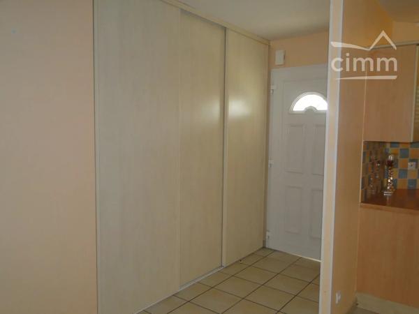 A 5kms d'AGEN, dans lotissement agréable, maison de plain-pied sur terrain clos de 865m². Garage attenant avec cellier.