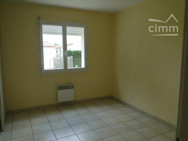 A 5kms d'AGEN, dans lotissement agréable, maison de plain-pied sur terrain clos de 865m². Garage attenant avec cellier.
