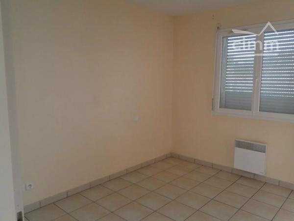 A 5kms d'AGEN, dans lotissement agréable, maison de plain-pied sur terrain clos de 865m². Garage attenant avec cellier.