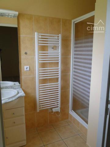 A 5kms d'AGEN, dans lotissement agréable, maison de plain-pied sur terrain clos de 865m². Garage attenant avec cellier.